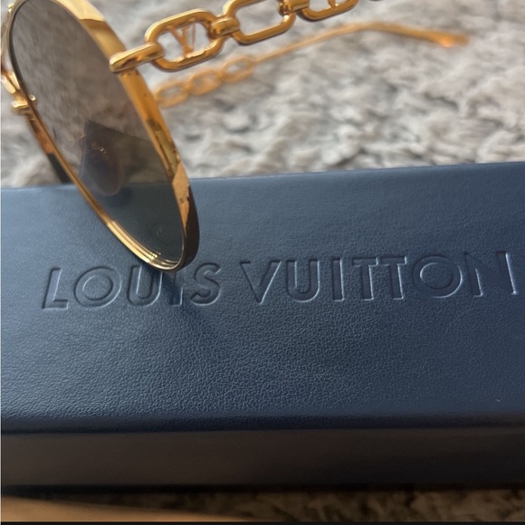 *NEW Louis Vuitton Sunglasses - Picture 3 of 8